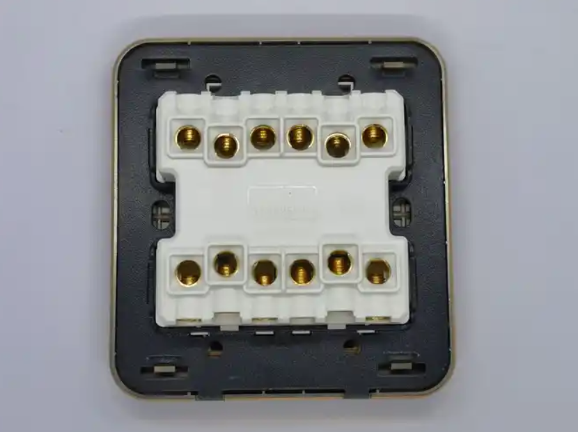 Plastic White Color UK Standard 4Gang Switch Electrical Wall Sockets And Switches