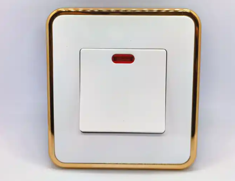 Plastic White Color UK Standard 4Gang Switch Electrical Wall Sockets And Switches
